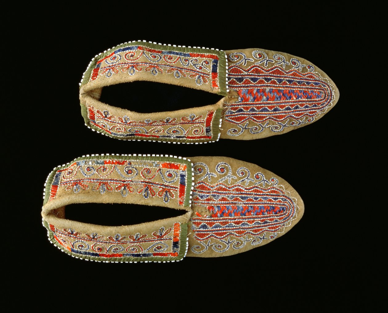 Mocassins (couro, penas de porco-espinho tingidas, missangas e seda) de American School