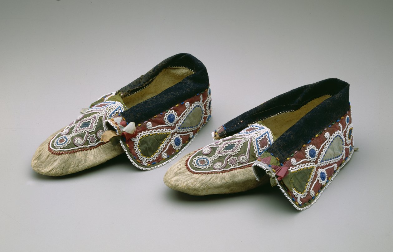 Mocassins, Chippewa, c.1835 (pele de dólar, contas de vidro, algodão, tecido e fita de seda) de American School