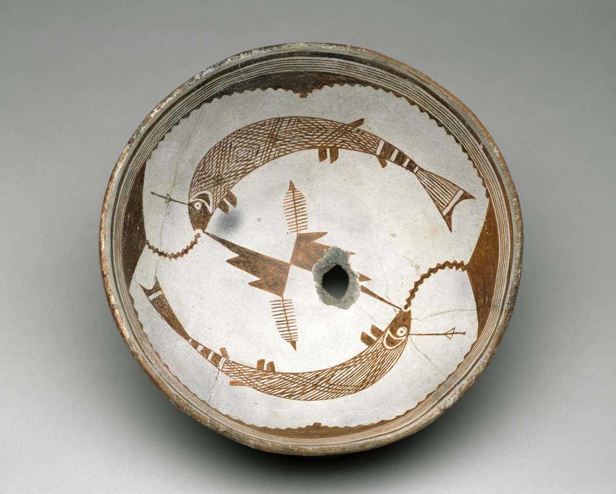Tigela de Mogollon com dois peixes em forma de gancho, estilo II, 1025-1150 (louça de barro com pintura de deslizamento bichrome) de American School