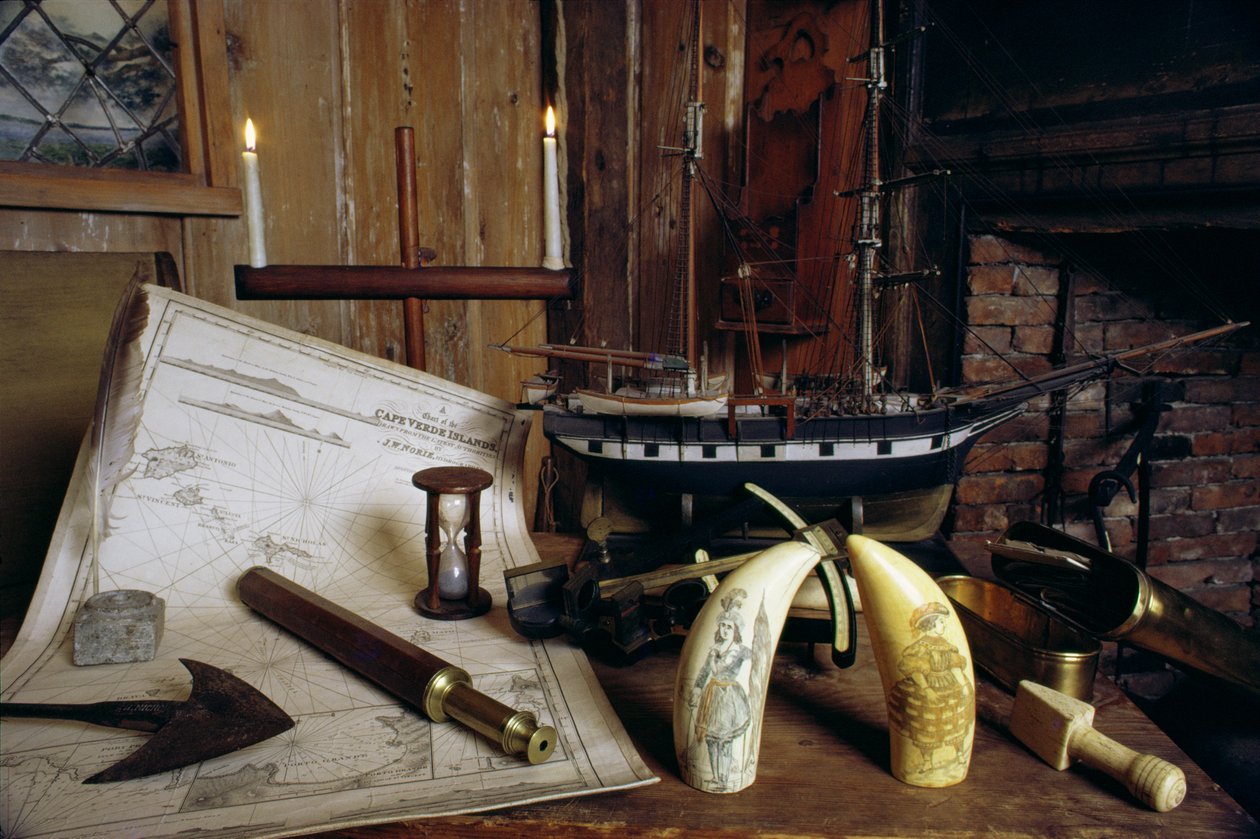 Objetos de uma mesa de capitães do século XIX de American School
