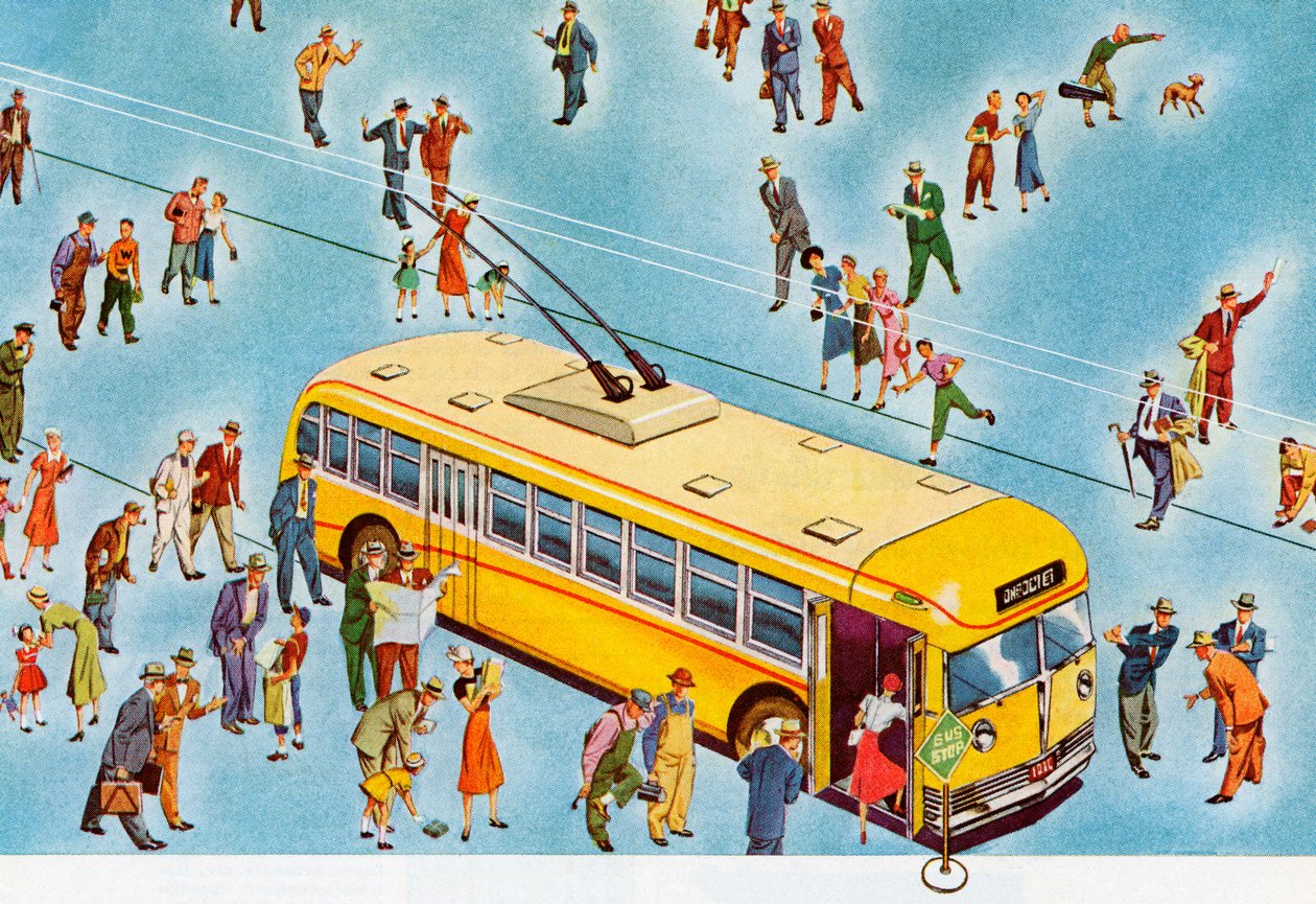 Pedestres entrando em um ônibus urbano de American School