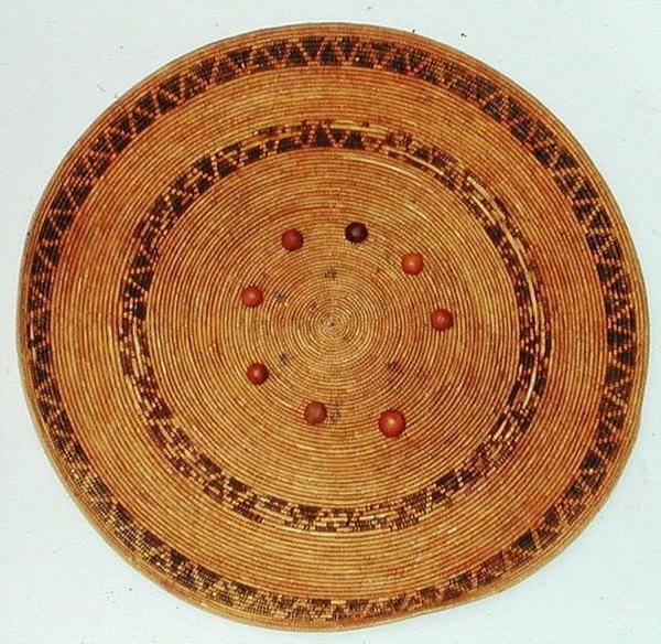 Bandeja do jogo de Pomo com dados da bolota, da Califórnia (junco tecido) de American School