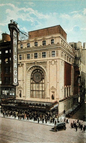Cartão postal representando o Chicago Theatre, c.1930 (cor litho) de American School