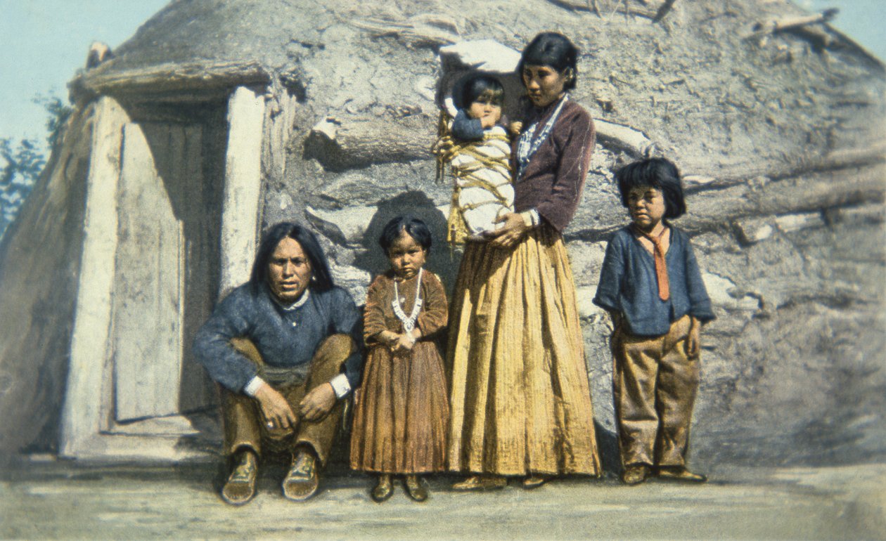 Cartão postal de uma família indígena Navajo fora de casa ou 