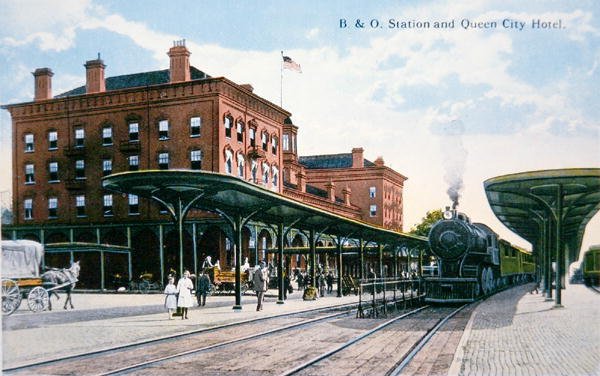 Postal da Estação Ferroviária de Baltimore e Ohio e Queen City Hotel, Cumberland, Maryland, c..1910 (lito a cores) de American School