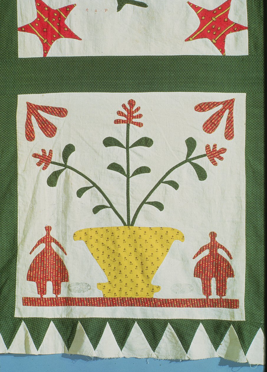 Detalhe de colcha mostrando figuras e flores (algodão) de American School