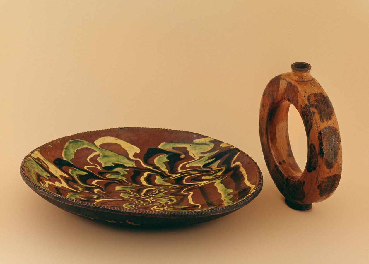 Prato oval de louça vermelha com esmalte marmorizado e suporte de água (cerâmica) de American School