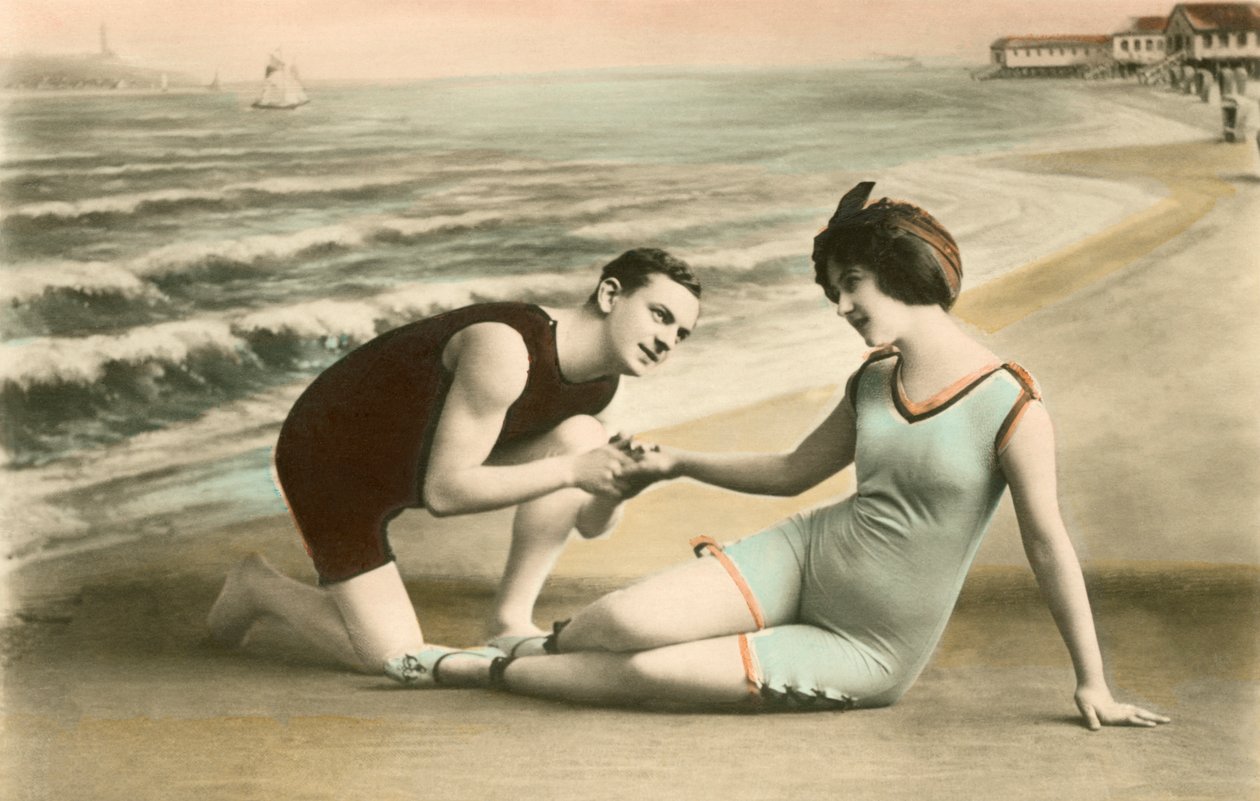 Casal romântico vitoriano na praia de American School