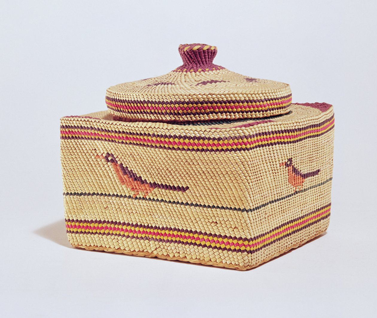 Cesta Salish representando pássaros, da costa noroeste (fibra tecida) de American School