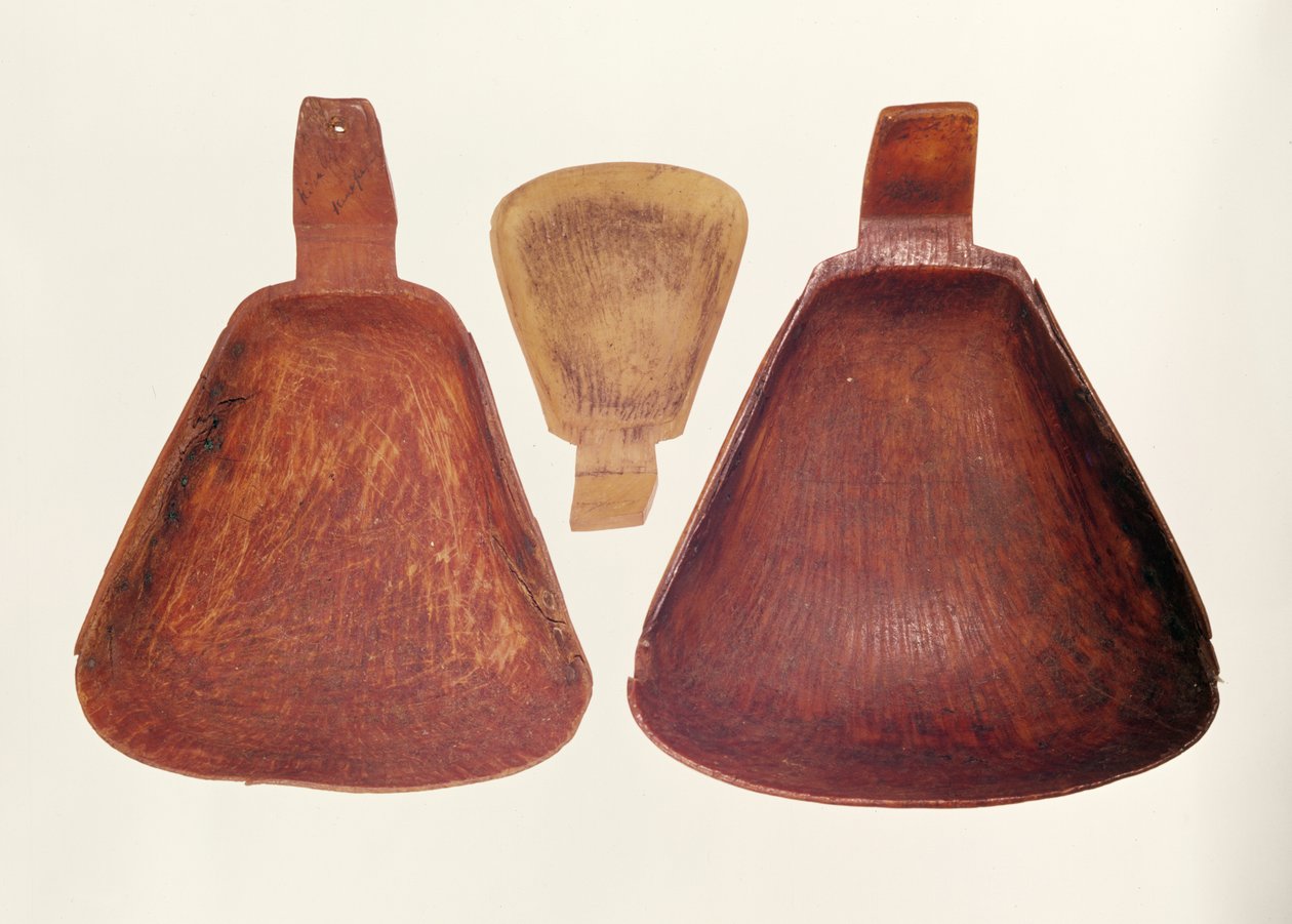 Colheres para servir comida, da costa noroeste americana, provavelmente do século XV (chifre de boi almiscarado) de American School