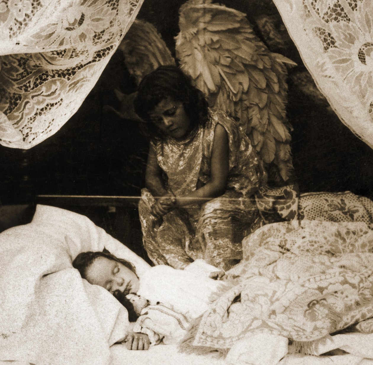 Menina dormindo sendo vigiada por seu anjo da guarda, 1898 (stereograph) de American School