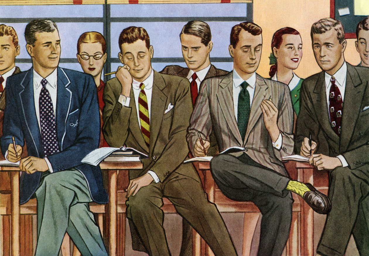 Estudantes sentados às secretárias numa sala de aula universitária dos anos 40 de American School