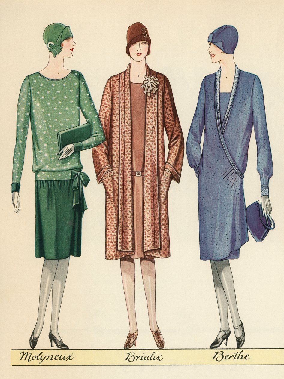 Três Flappers Modelando Roupas de Designer Francês de American School