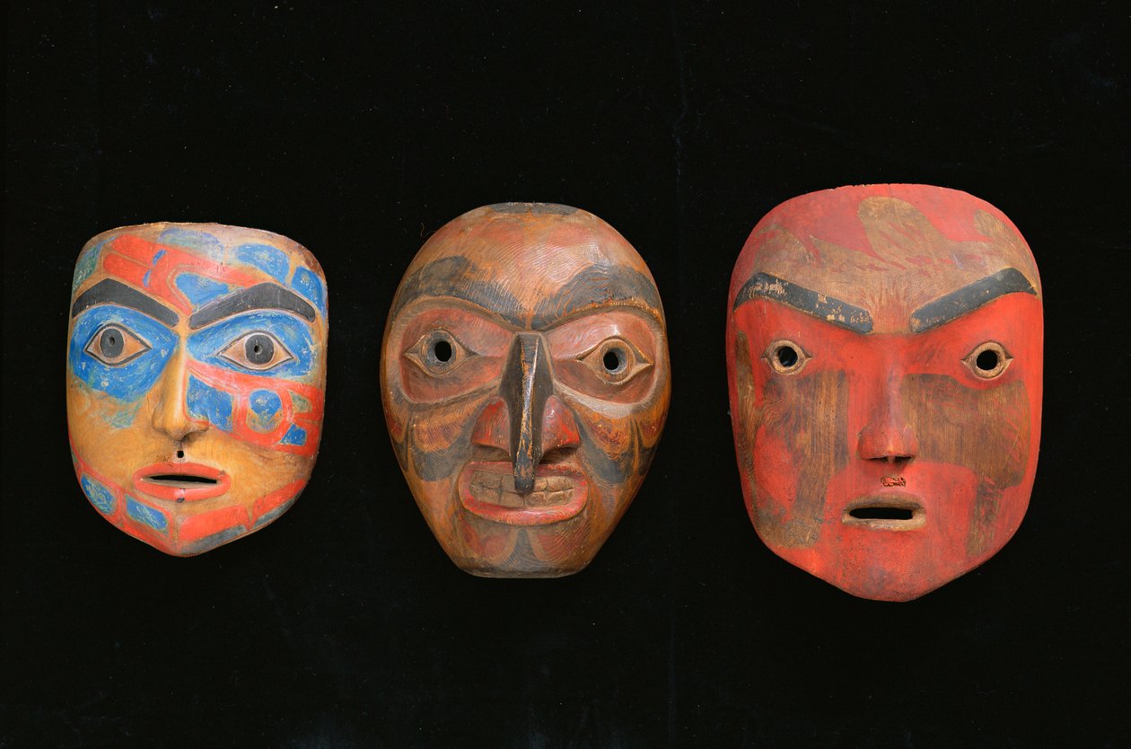 Três máscaras de xamã (terracota pintada) de American School