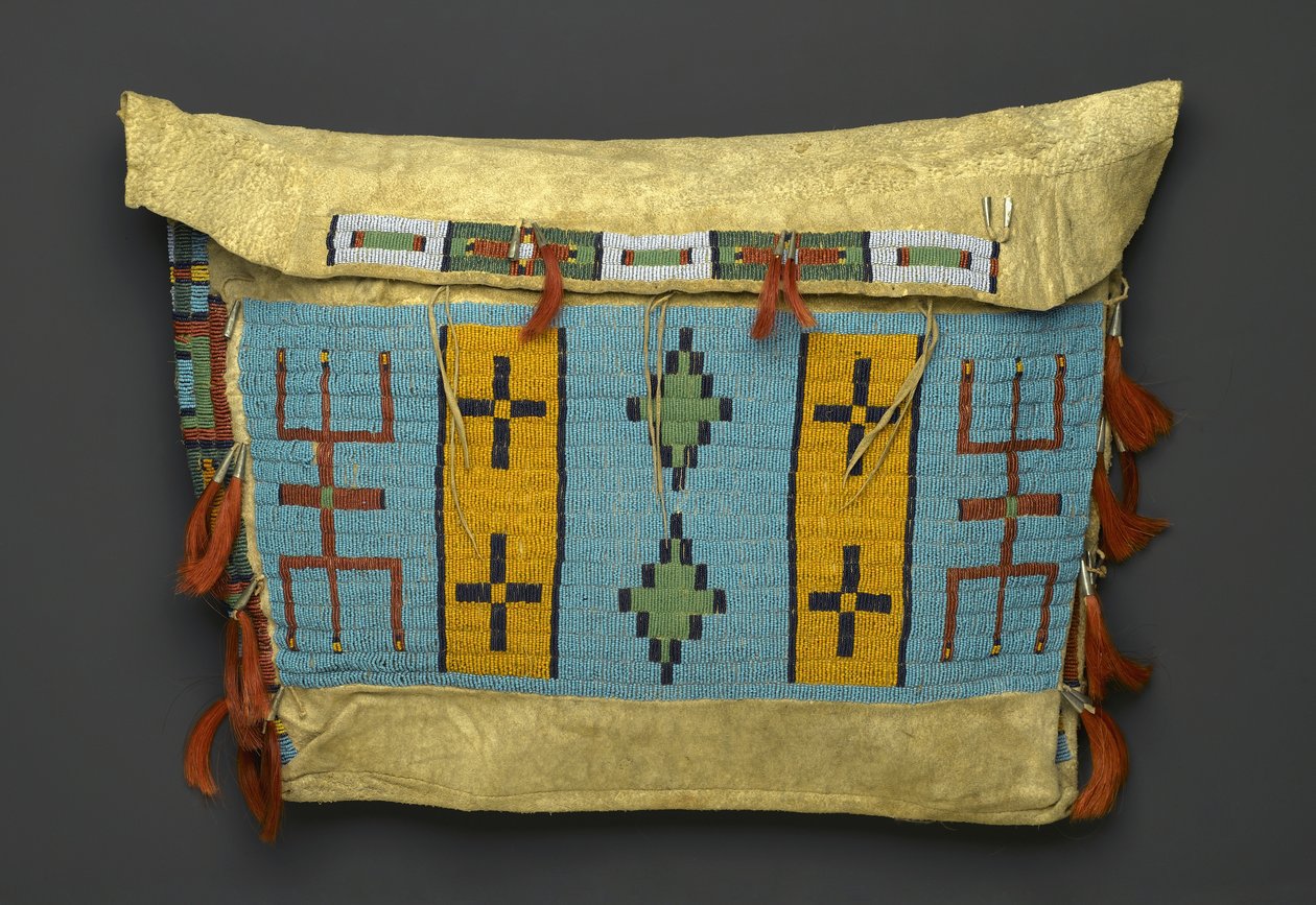 Tipi Bag, da região de Plains, c.1860-1900 (couro, pérola, metal e pêlo de cavalo) de American School