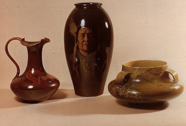 Vaso com retrato do chefe Joseph da tribo Nez Perce, assinado por W.P.Macdonald; torre com motivo de dragão marcado com iniciais de Albert R. Valentien; tigela com motivo de flor japonesa (cerâmica) de American School