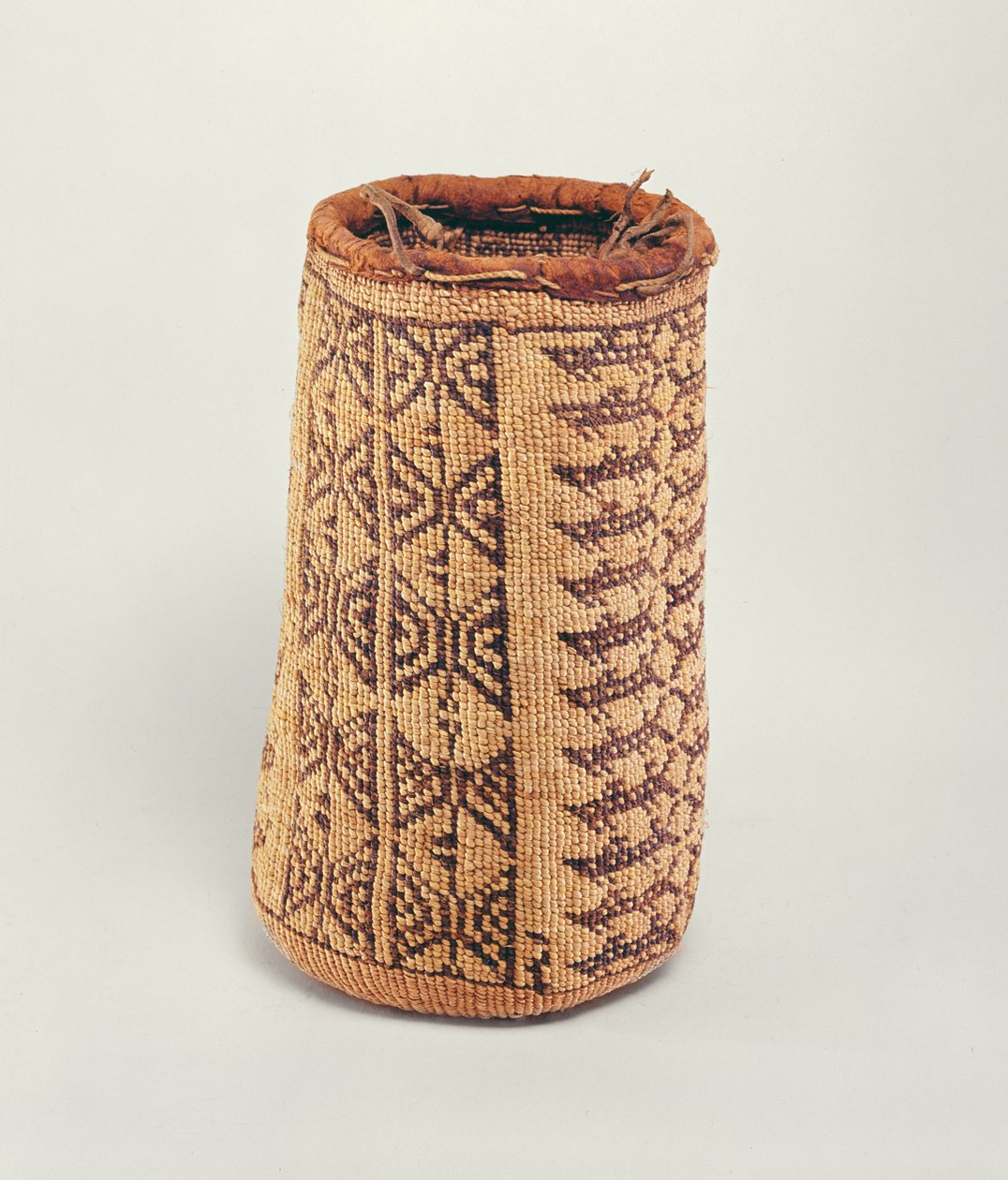 Cesta de carteira Wasco, da costa noroeste americana (fibra tecida) de American School