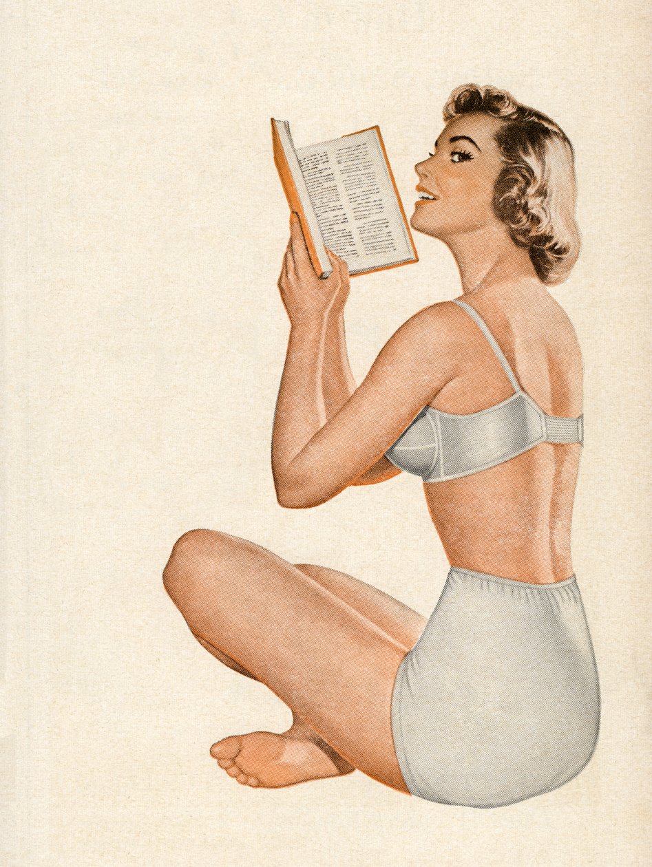 Mulher em lingerie sentada a ler um livro de American School