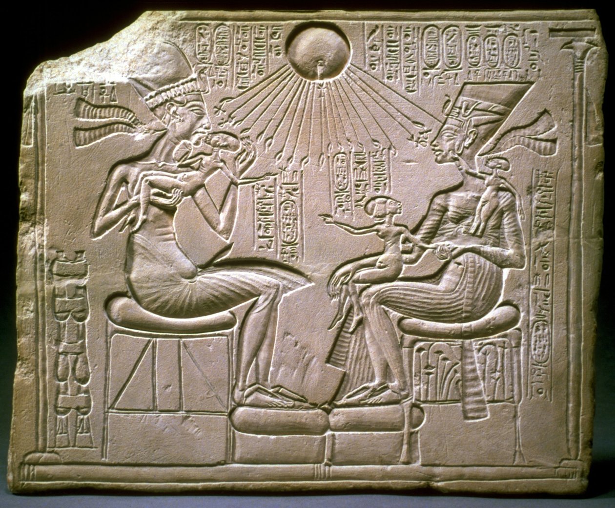 A família real: Akhenaton, Nefertiti e seus filhos, ca 1350 aC de Ancient Egypt