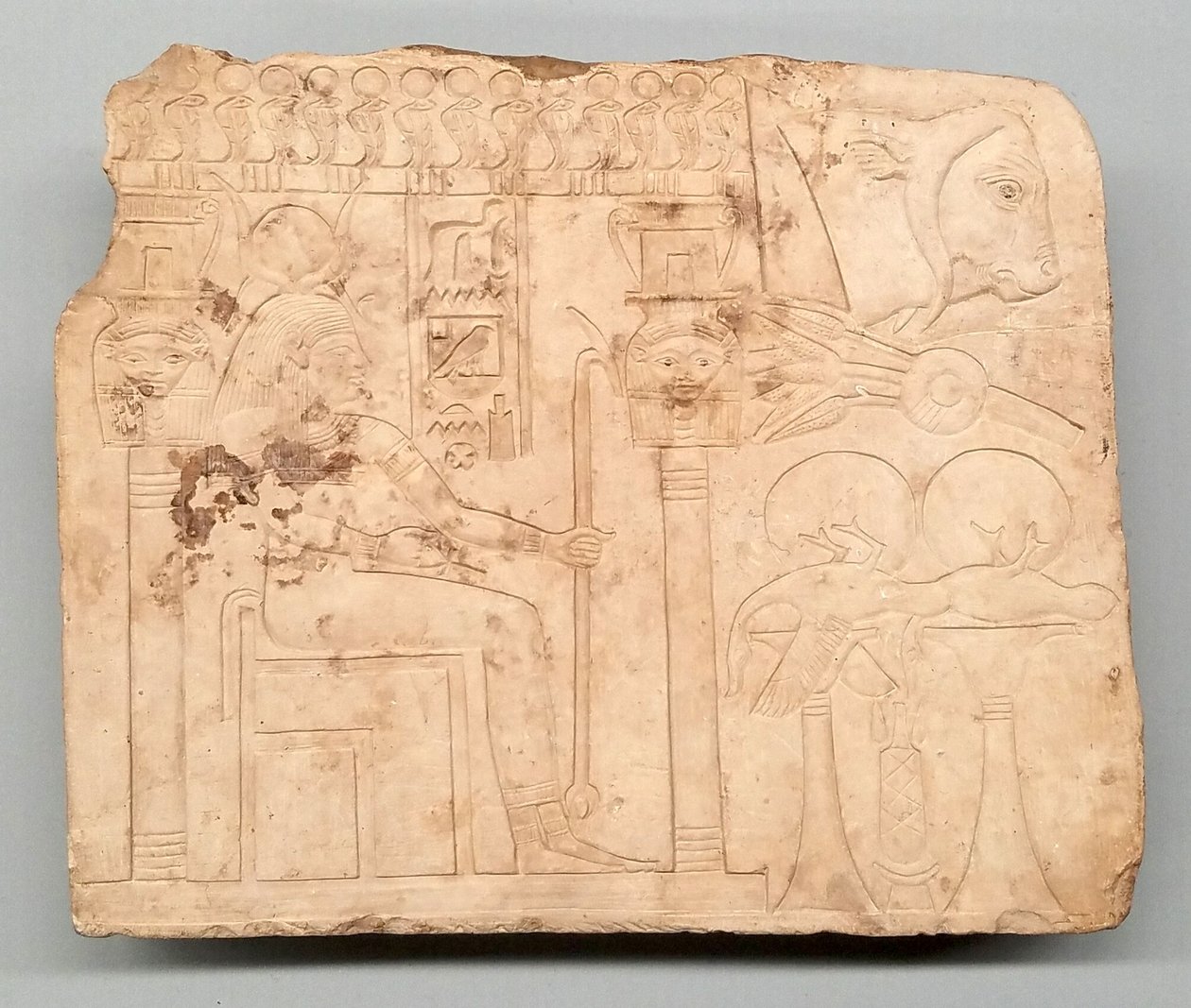 Peça de teste do artista: Hathor em Santuário, Oferendas, Cabeça de Boi de Ancient Egyptian