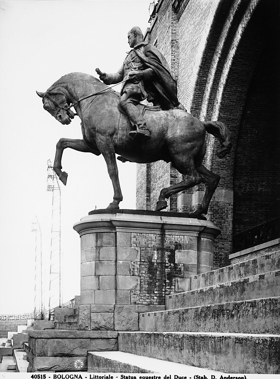 Estátua equestre de Benito Mussolini; até a queda do fascismo, esta estátua estava no Littoriale (Stadio comunale) em Bolonha (foto a p/b) de Anderson Anderson
