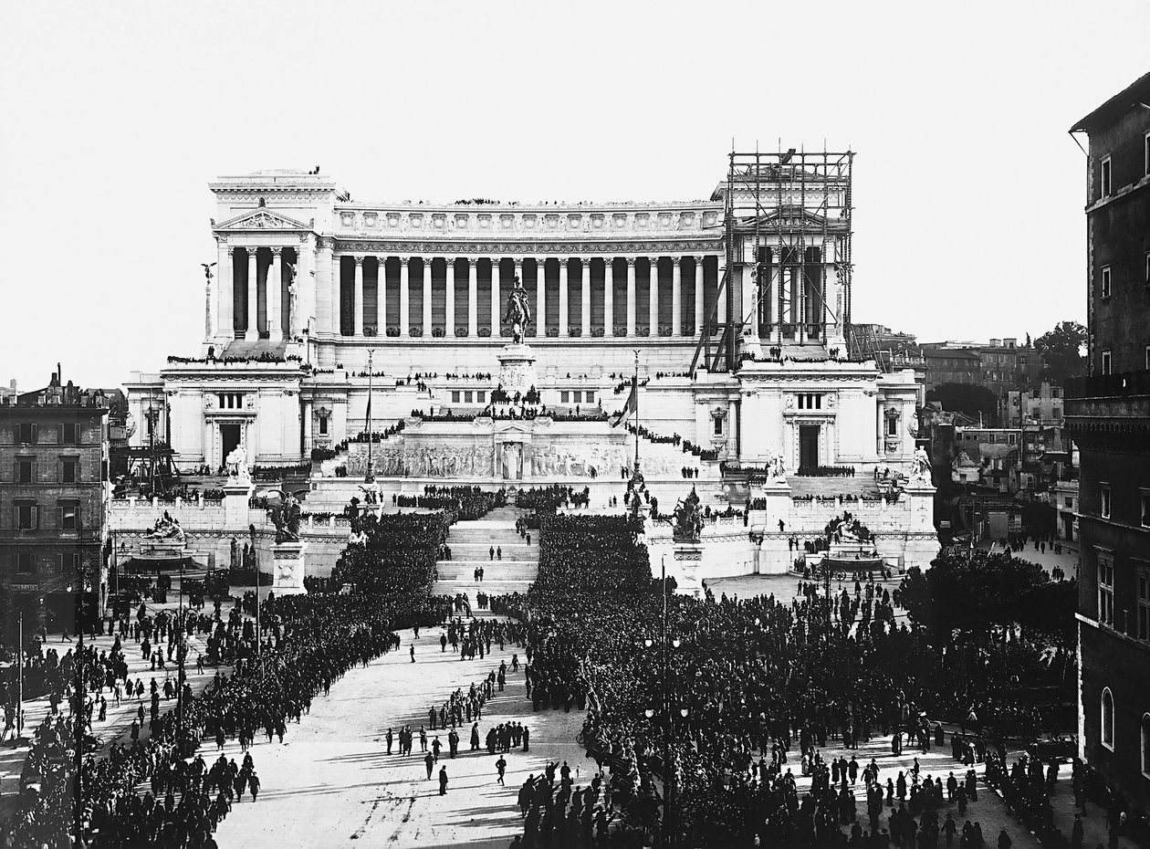 Celebração fascista em comemoração ao Soldado Desconhecido no Altare della Patria (Altar da Pátria) em Roma, 11/04/1922 (foto a p/b) de Anderson Anderson