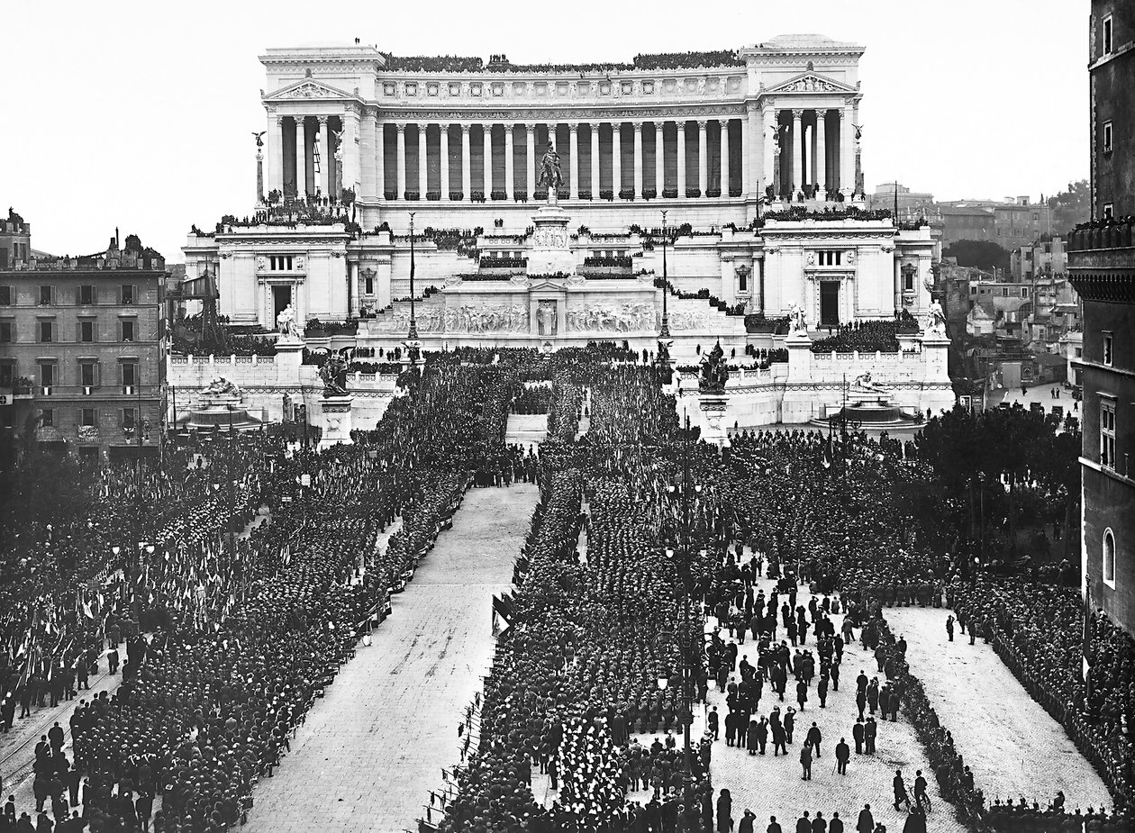 Celebração fascista em comemoração ao Soldado Desconhecido no Altare della Patria (Altar da Pátria) em Roma, 11/04/1922 (foto a p/b) de Anderson Anderson