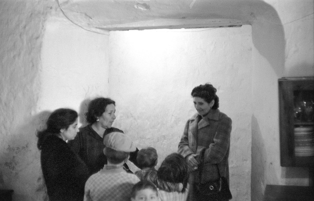 CROTONE - A POBREZA NÃO AUMENTA A GENEROSA HOSPITALIDADE CALABRESA de Ando Gilardi