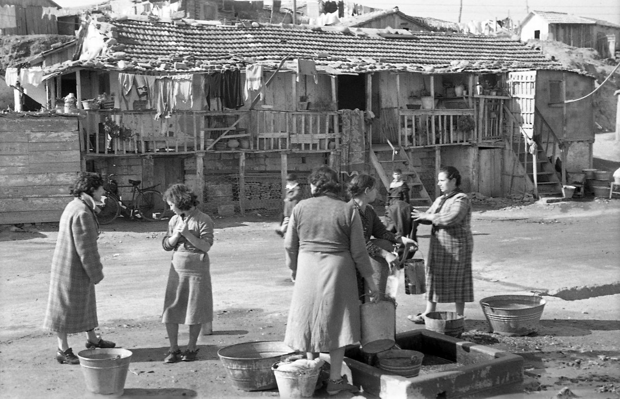 CROTONE, MULHERES NA FONTE de Ando Gilardi