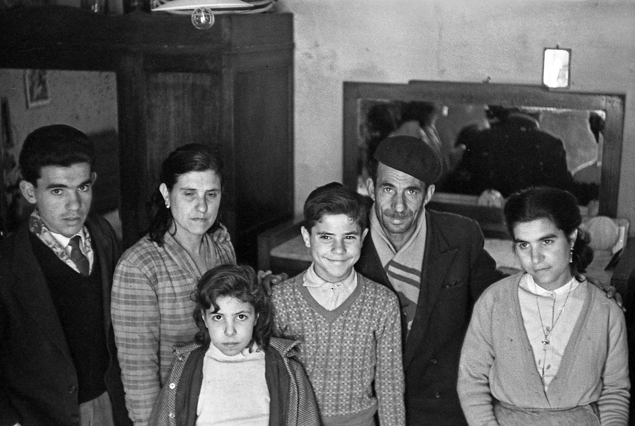 GRUPO FAMILIAR NUM INTERIOR de Ando Gilardi