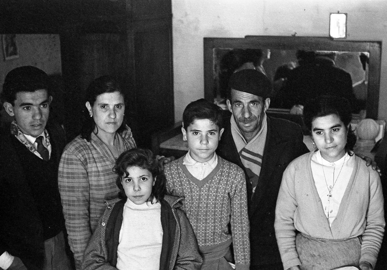 GRUPO FAMILIAR NUMA CAVE de Ando Gilardi