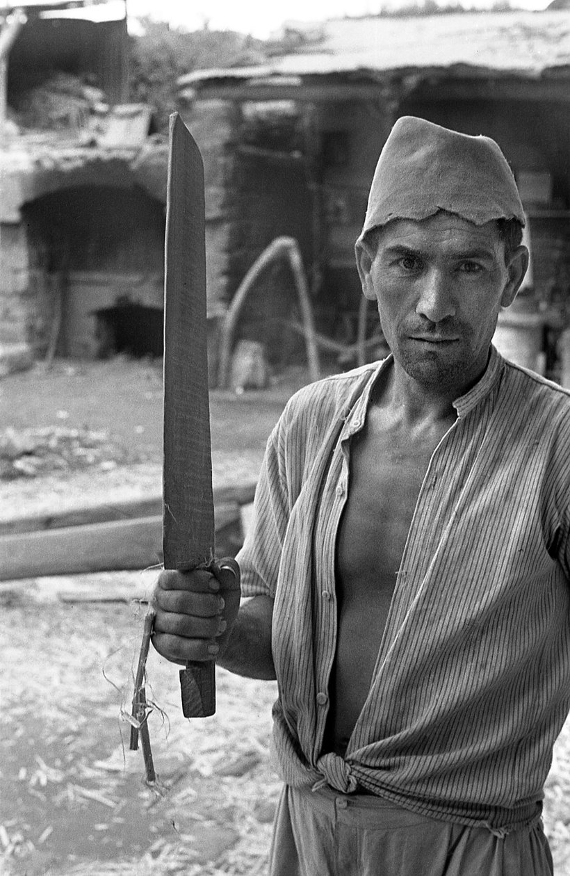 PROCESSAMENTO DO CÂNHAMO, UM OPERÁRIO COM UMA "ESPÁTULA" de Ando Gilardi