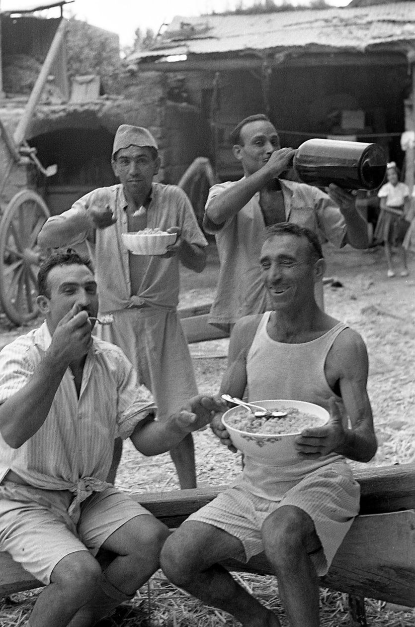 TRANSFORMAÇÃO DO CÂNHAMO, PAUSA PARA REFRESCO de Ando Gilardi