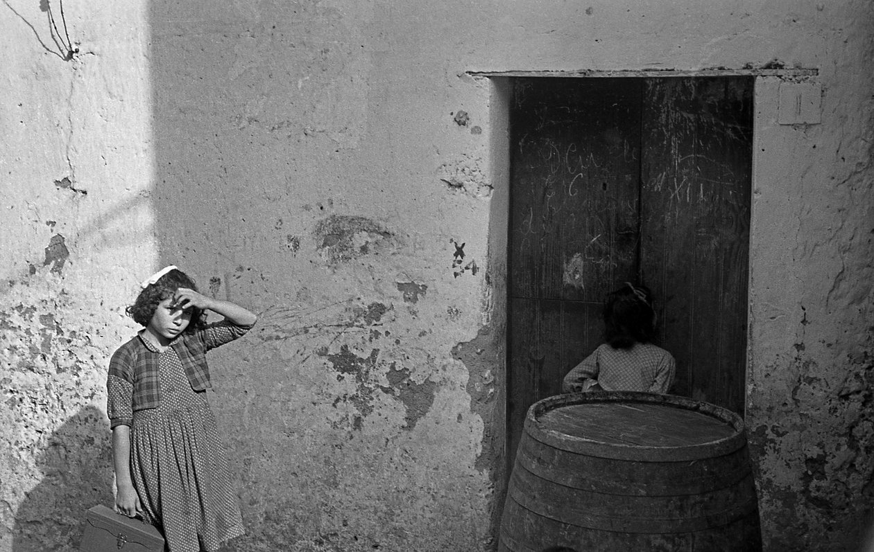 UMA MENINA COM UMA CAIXA DOBRÁVEL ESTÁ NA ESCOLA de Ando Gilardi