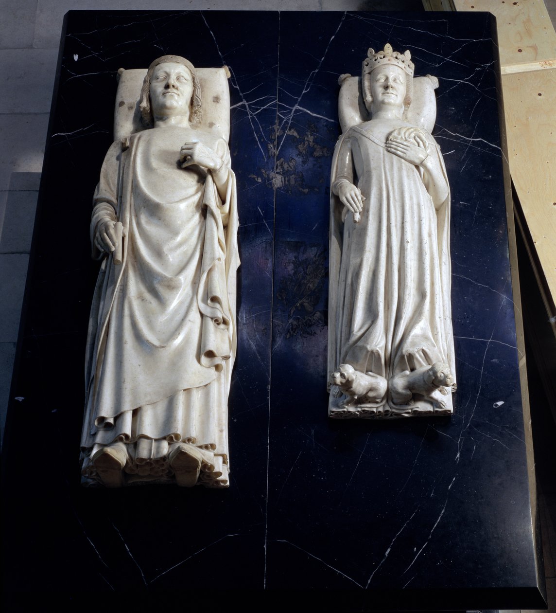 Efígies de Carlos V o Sábio (1338-80) e sua esposa, c.1364 (mármore) de Andre Beauneveu