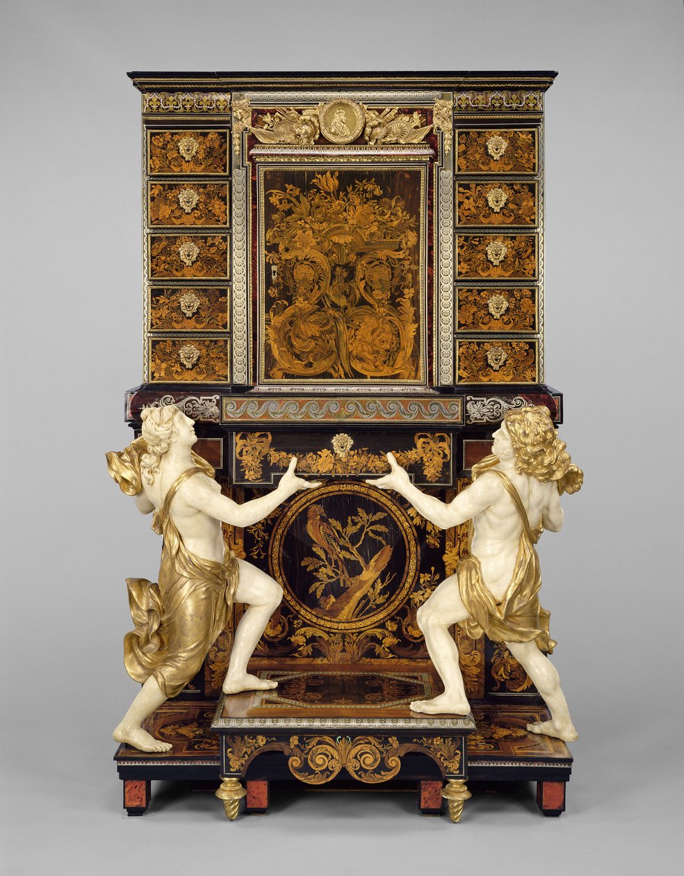 Gabinete em suporte com medalhões depois de Jean Varin, c.1675-80 (carvalho folheada com estanho, latão, carapaça de tartaruga, chifre, ébano, marfim e marchetaria de madeira) de Andre Charles Boulle