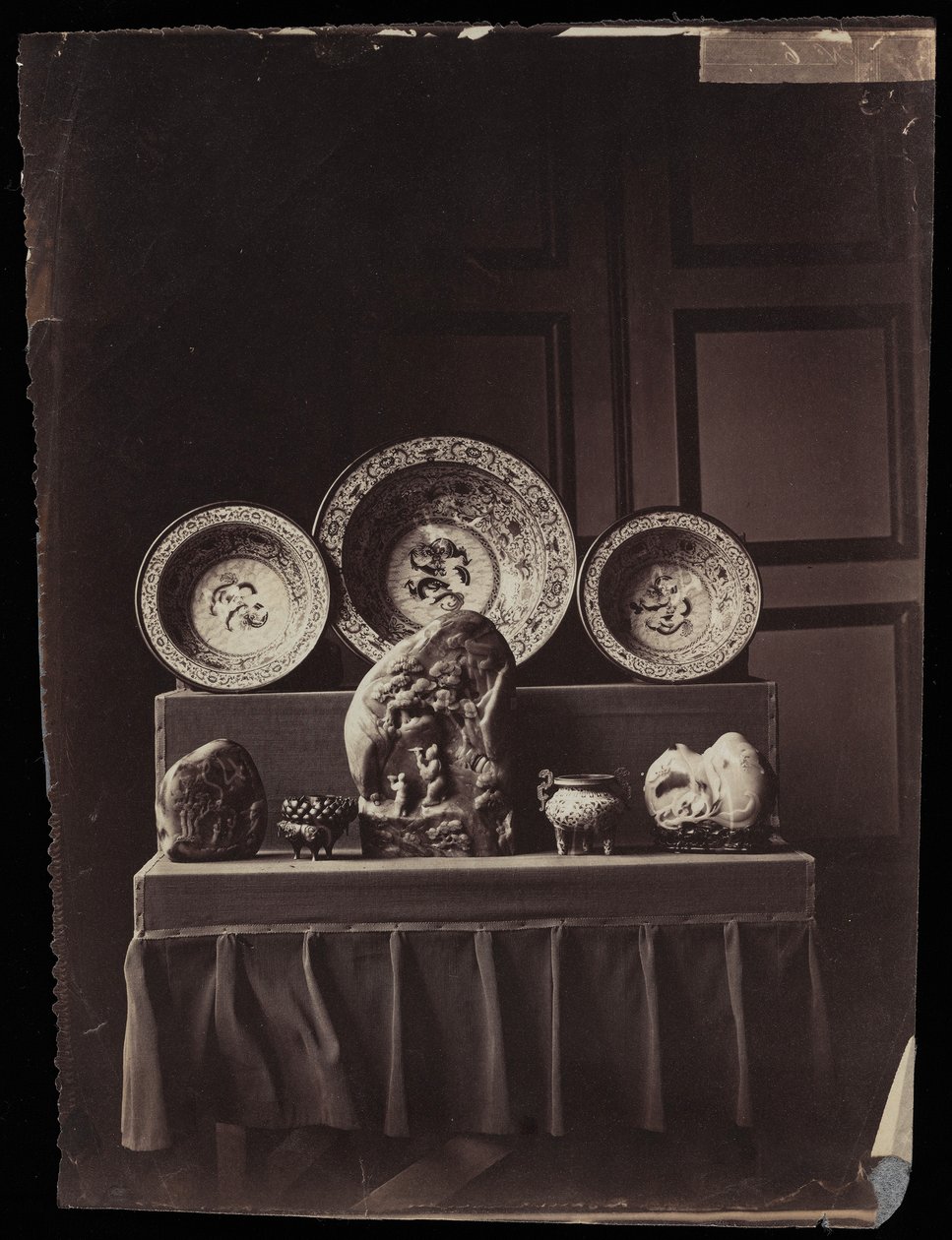 Exposição no Musée Chinois da Imperatriz Eugenie em Fontainebleau, c.1861 (estampado em albúmen) de Andre Adolphe Eugene Disderi
