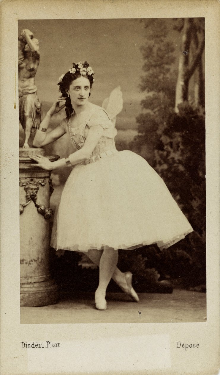 Retrato da bailarina Marfa Muravyeva 1838-1879 no balé Diavolina..., 1863. de Andre Adolphe Eugene Disderi