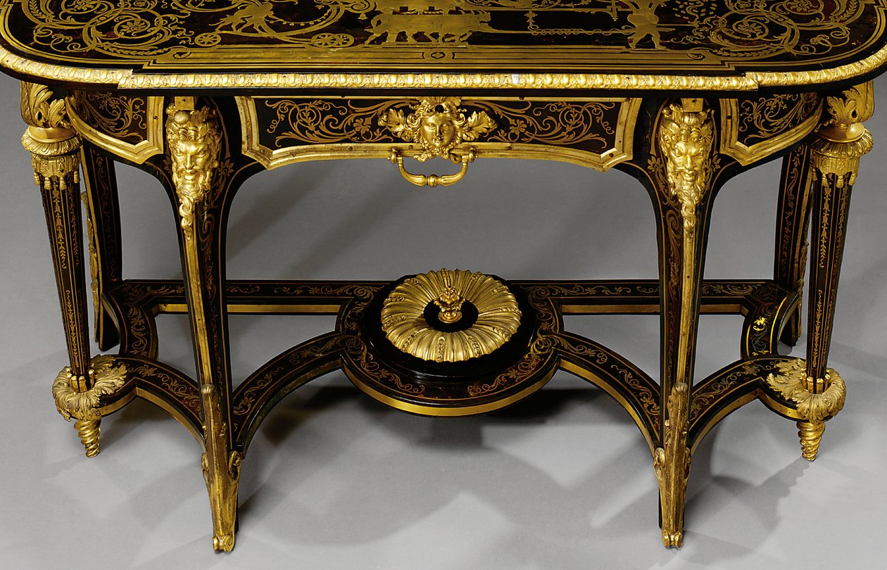 Uma de um par correspondente de mesas de cais Luís XIV, c.1710 (ormolu montado e Boulle latão incrustado em carapaça de tartaruga) (ver também 469015 e 469016) de Andre Charles (attr. to) Boulle