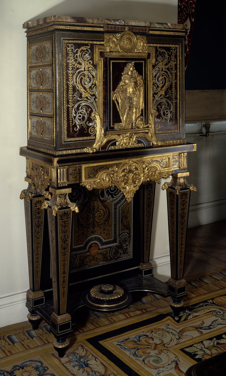 Arte França: O gabinete adorna a figura do Rei Luís XIV (1638-1715) em Hércules Gaulois. Móveis de André Boulle (1642-1733), por volta de 1700. Altura: 1,87m. Paris, Musee Du Louvre de Andre Charles Boulle