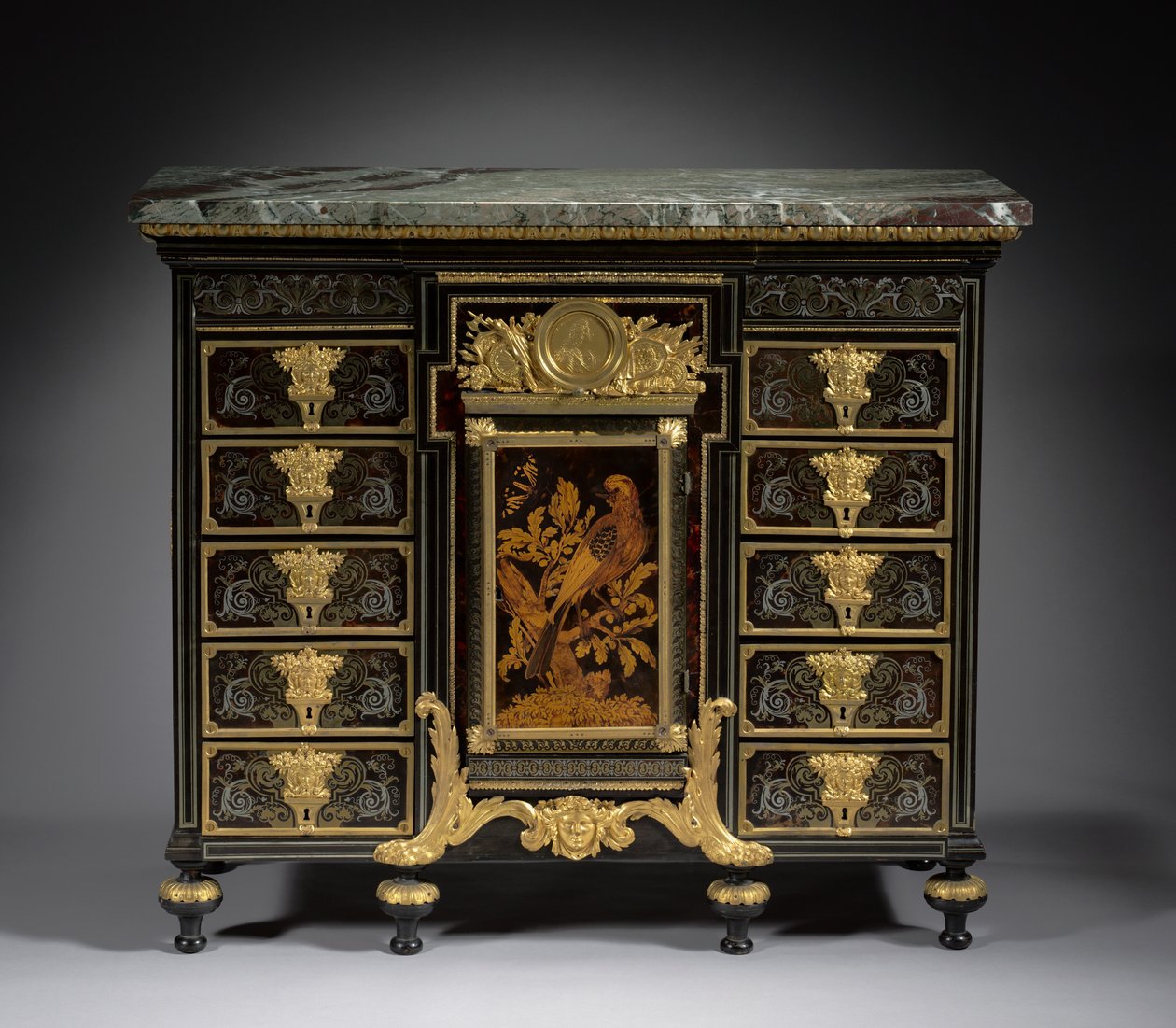 Ebony Cabinet, c.1690 (marchetaria em metal e casca de tartaruga, madeira) de Andre Charles Boulle