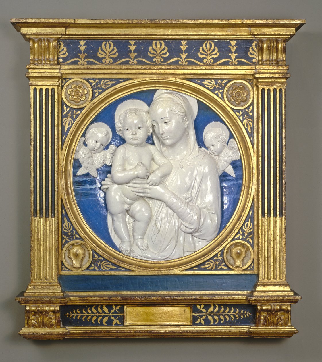Madonna e criança com querubins, c.1485 (terracota vidrada) de Andrea Della Robbia