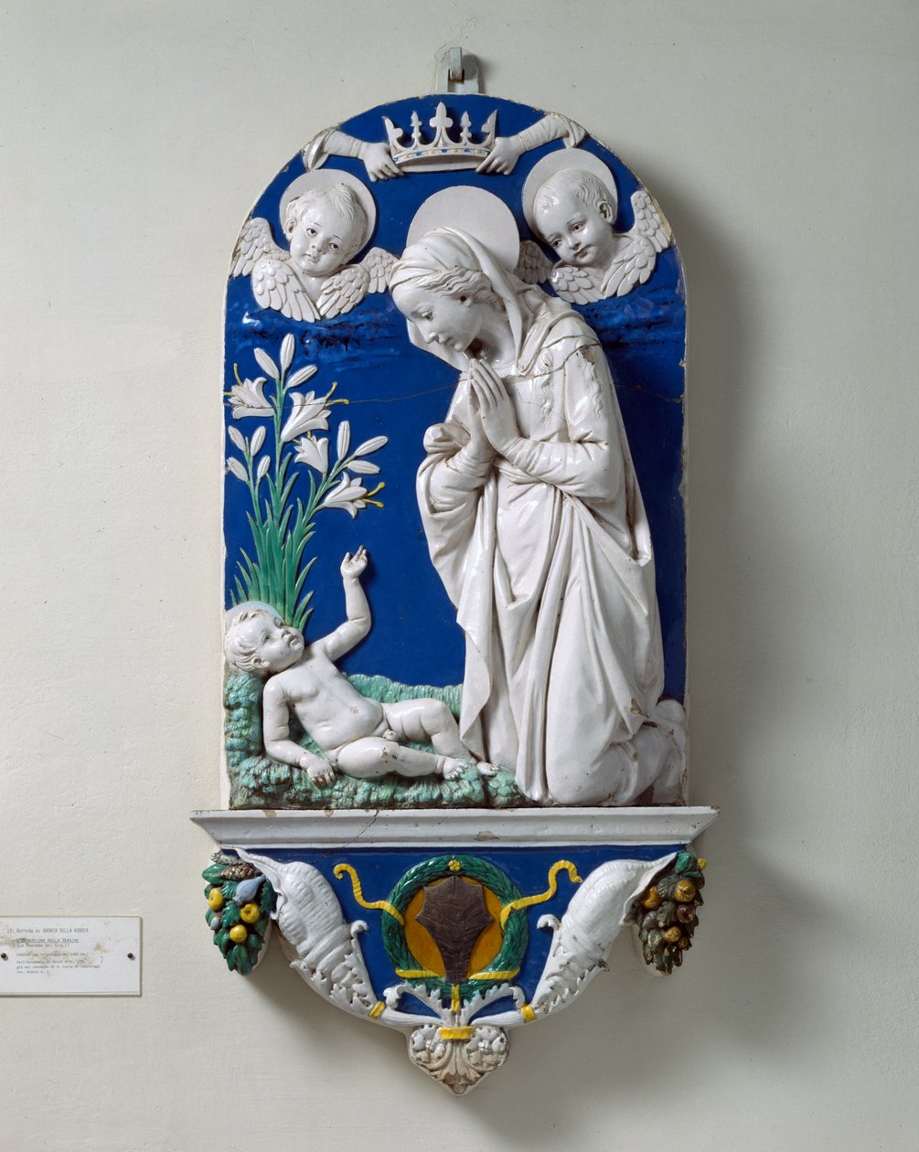 A Adoração da Virgem (A Madonna dos Lillies) c.1490 (terracota vidrada) de Andrea Della Robbia