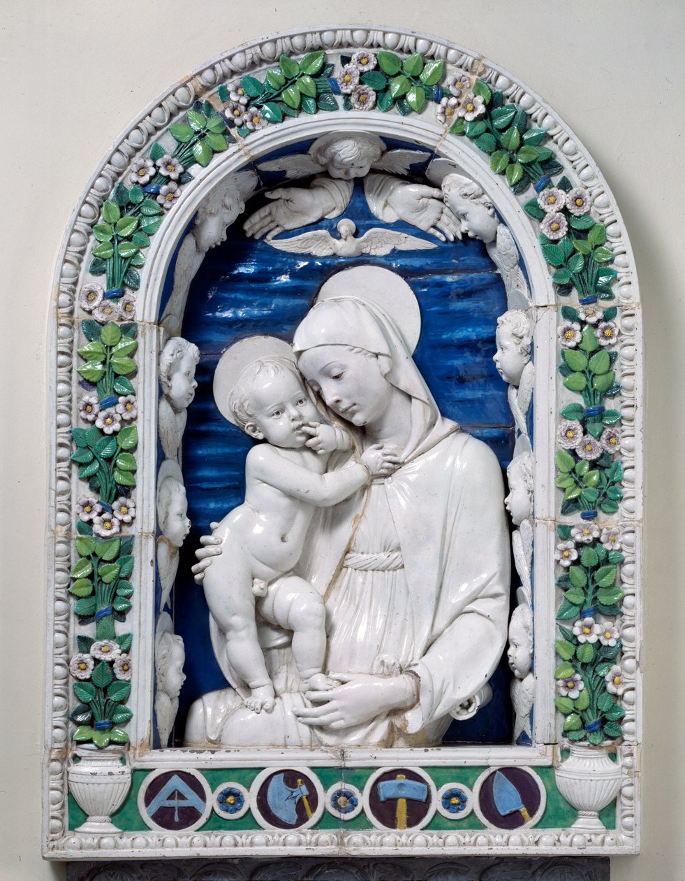 A Madona e a Criança (A Madona dos Arquitetos) (terracota vidrada) de Andrea Della Robbia
