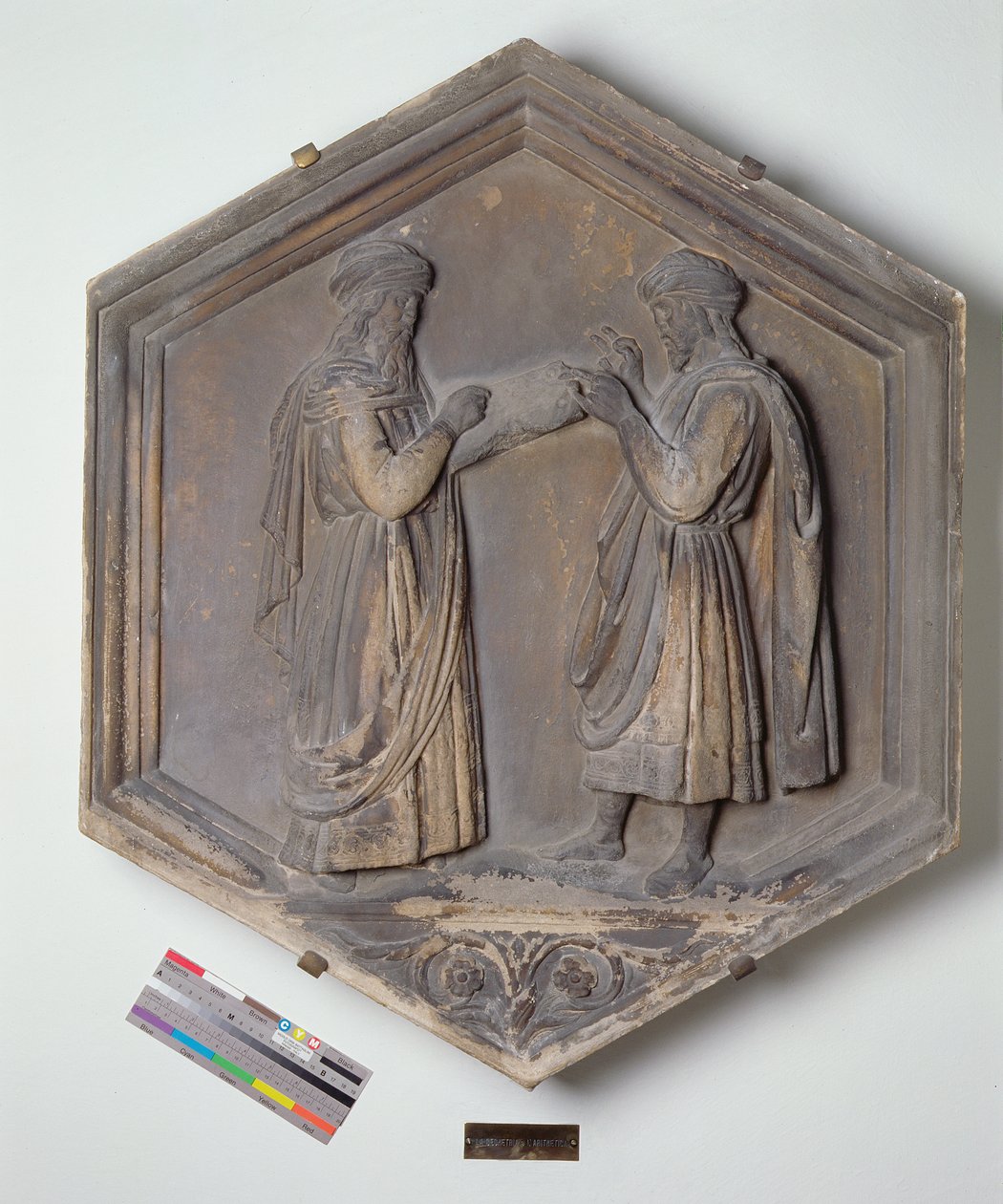 Geometria ou aritmética, telha de relevo decorativa hexagonal de uma série que descreve as Sete Artes Liberais, possivelmente baseada em desenhos de Giotto (c.1266-1337) c.1334-48 (mármore) de Andrea Pisano