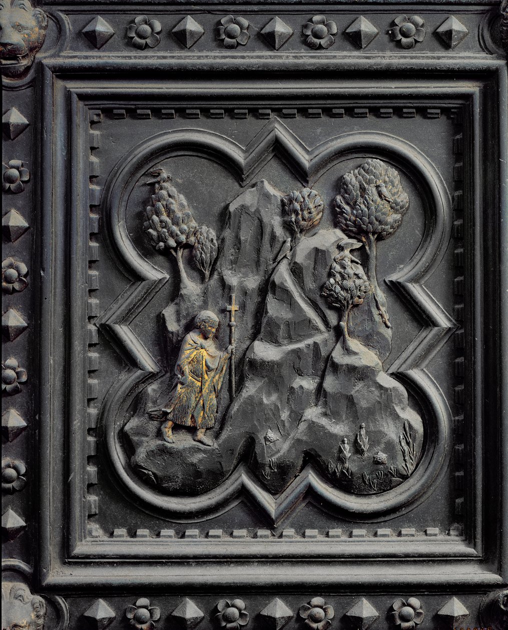 São João Batista como Menino no Deserto, sexto painel das Portas do Sul do Batistério de San Giovanni, 1336 (bronze) de Andrea Pisano