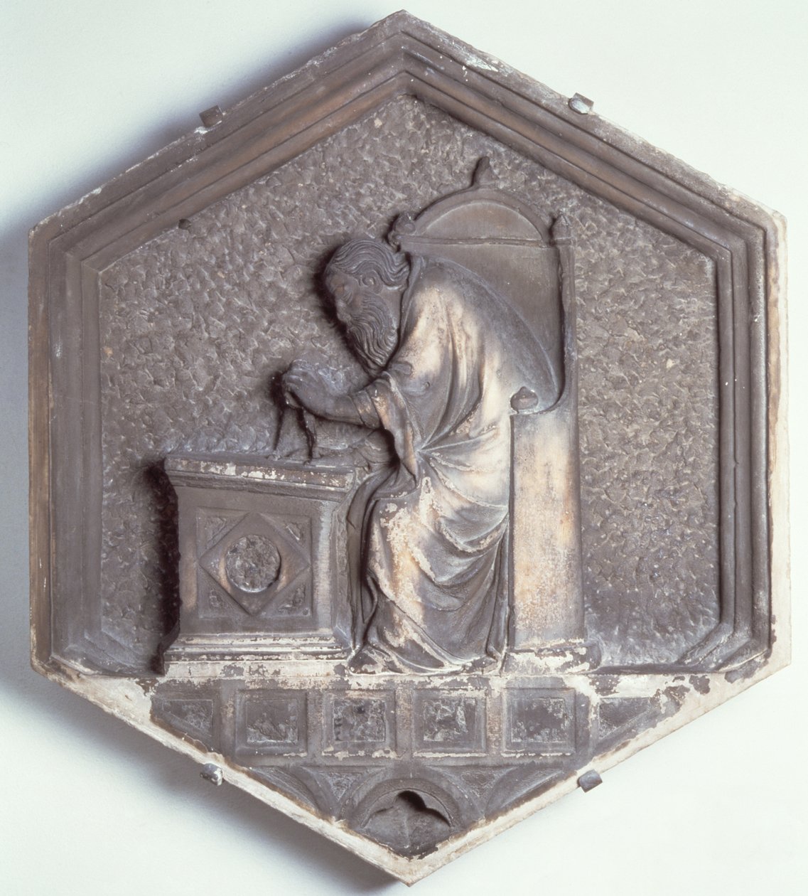 A Arte da Arquitetura, telha de relevo decorativo hexagonal de uma série que descreve os praticantes das Artes e Ciências, possivelmente baseada em desenhos de Giotto (c.1266-1337) c.1334-1348 (mármore) de Andrea Pisano