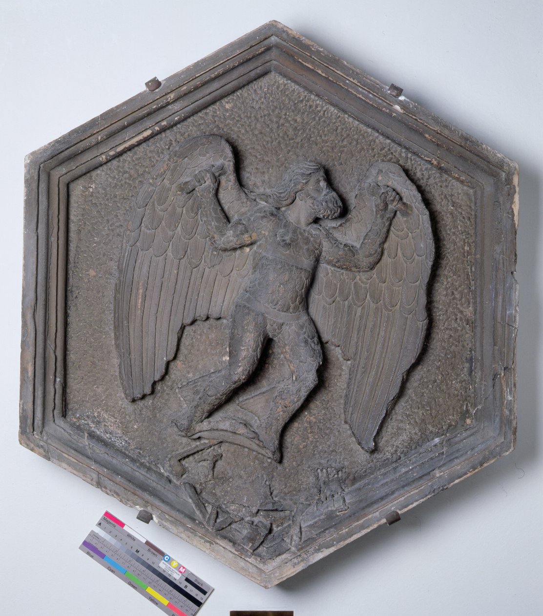 The Art of Flight, Daedalus, azulejo de relevo decorativo hexagonal de uma série representando os praticantes das artes e ciências, possivelmente baseado em desenhos de Giotto (c.1266-1337) c.1334-48 (mármore) de Andrea Pisano
