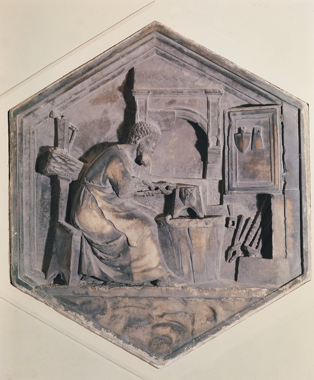 The Art of Forging, painéis de relevo decorativos hexagonais de uma série que retratam os praticantes das artes e das ciências, possivelmente baseados em desenhos de Giotto (c.1334-48) (mármore) de Andrea Pisano
