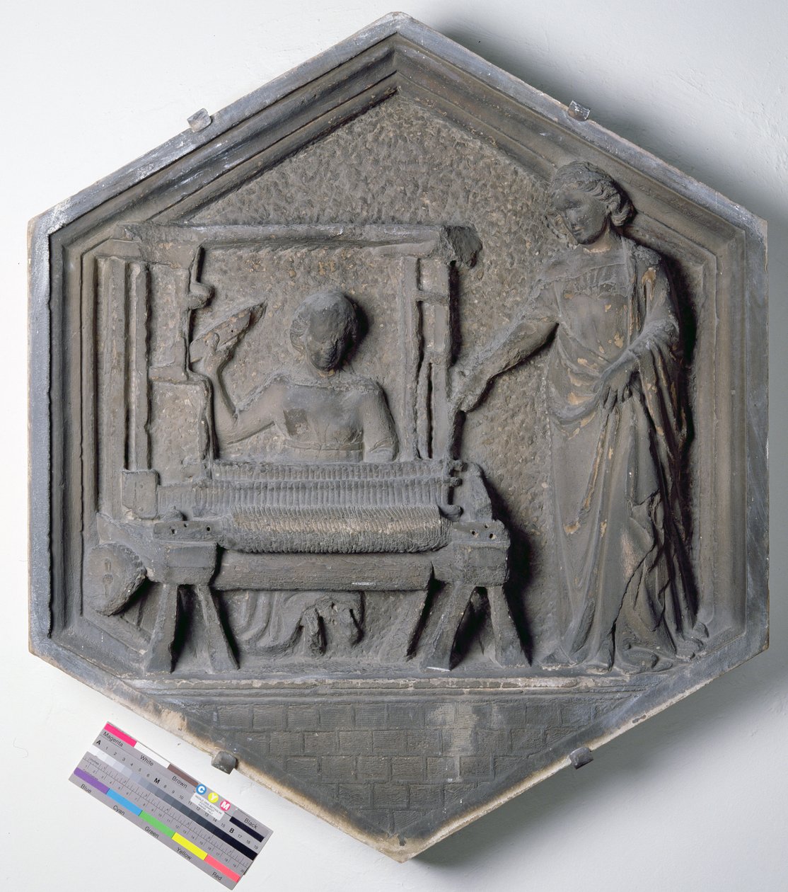 A Arte da Tecelagem, telha de relevo decorativa hexagonal de uma série que descreve os praticantes das Artes e Ciências, possivelmente baseada em desenhos de Giotto (c.1266-1377) c.1334-48 (mármore) de Andrea Pisano